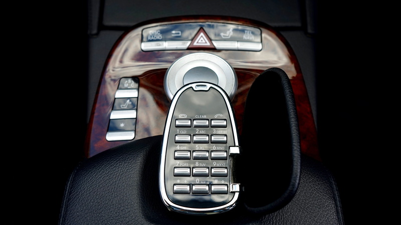 luxury, remote control, connection, vehicle seat, land vehicle, fm, inside, day, mobile, dial, smartphone, transistor, mode of transportation, contact