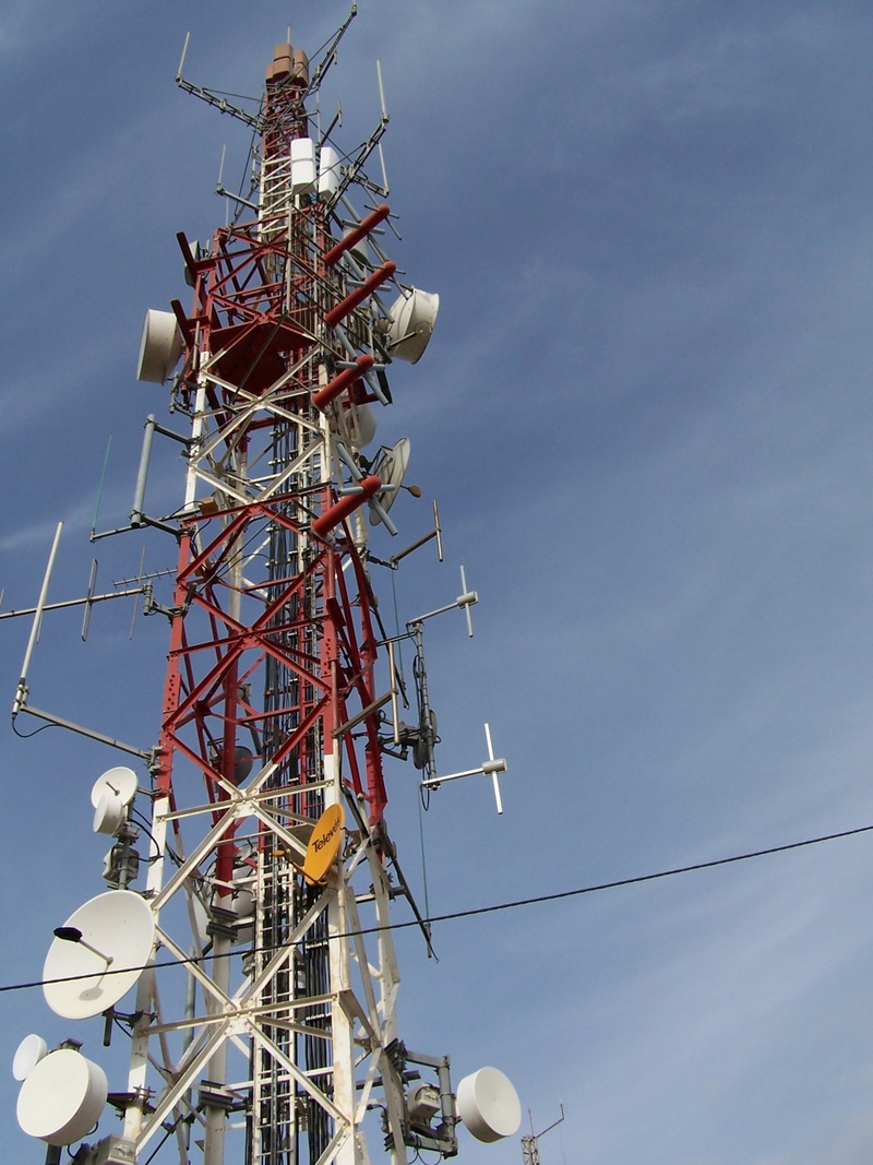 tdt, fm, outdoors, signal, telecommunications, sky, telecommunications equipment, antenna, 1080P, channel, satellite, communication, low angle view, 3g