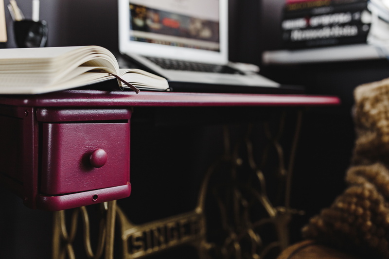 radio, table, office, workplace, selective focus, keyboard, business, computer monitor, retro styled, no people, home, wroking, connection, technology