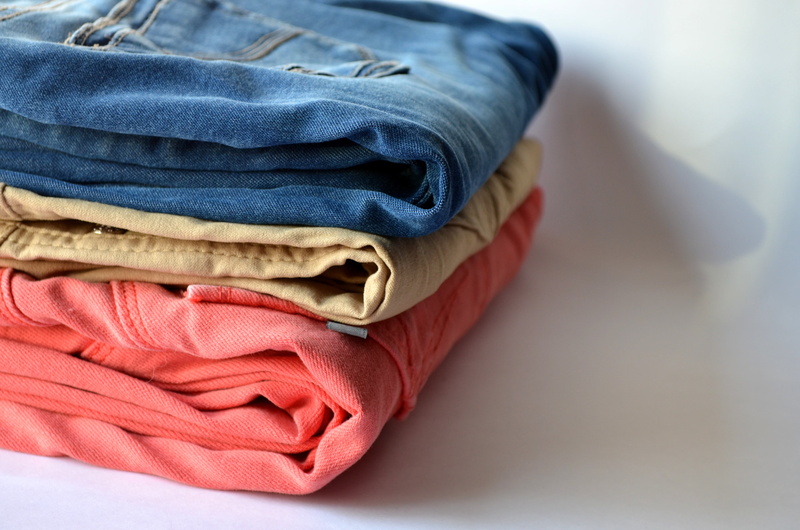 studio shot, wash, close-up, 4K, still life, cotton, housework, choice, garment, pants, scarf, group of objects, no people, apparel, trousers, indoors
