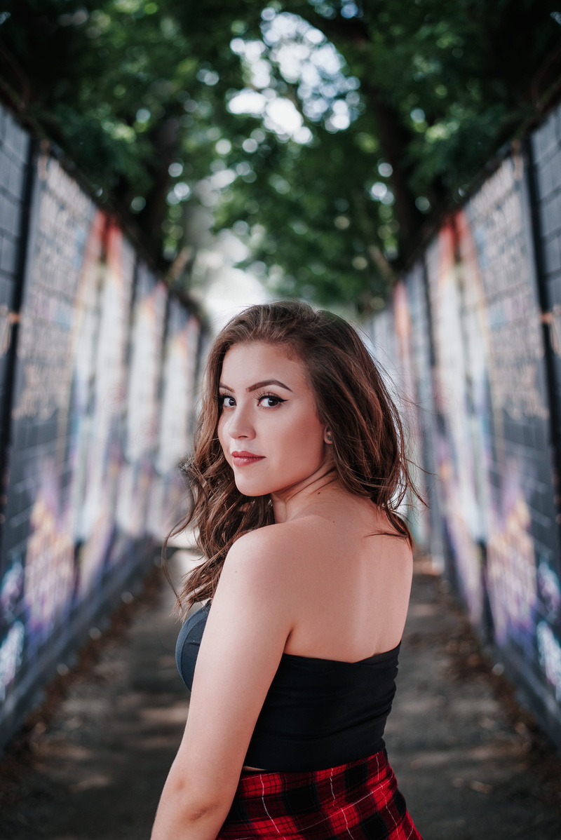 young women, casual clothing, beautiful woman, looking at camera, one person, women, lifestyles, black, young adult, leisure activity, photo, looking over shoulder