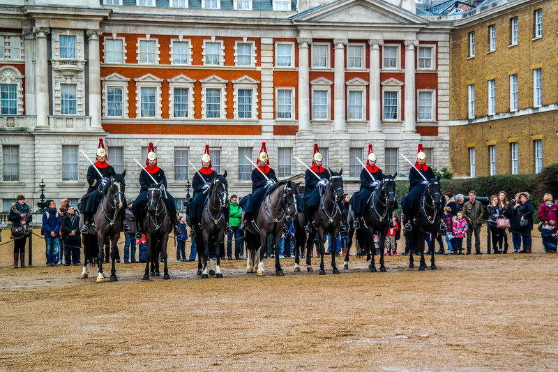 Queen, large group of people, full length, built structure, 5K, show, nation, uniform, building, kingdom, Republican Guard, England, adult, clothing, day