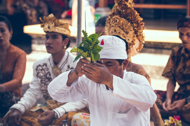 elderly, real people, culture, bali, market, freshness, middle aged, incidental people, retail, women, males, indonesia, cuture, green, adult, waist up