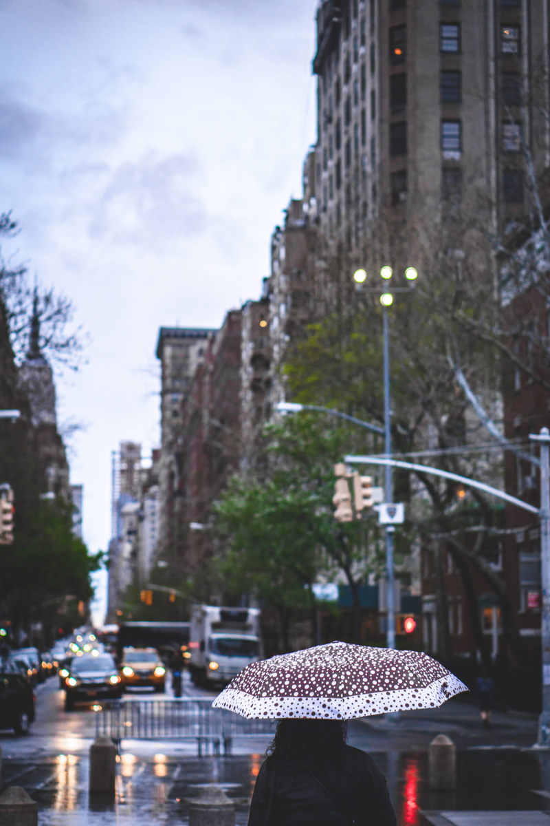 tree, real people, focus on foreground, building exterior, 5K, outdoors, protection, hat, newyork, clothing, architecture, lifestyles, new york, built structure