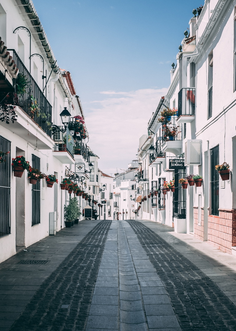 row house, houses, buildings, 4K, town, outdoors, the way forward, balcony, architecture, city, pathway, day, residential district, building, alley, diminishing perspective