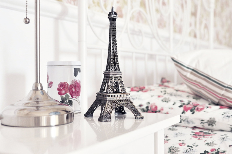 La tour Eiffel, still life, elegance, household equipment, window, bed, selective focus, close-up, focus on foreground, celebration, design, bedroom, day