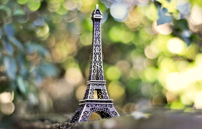close-up, La tour Eiffel, tower, travel, decor, plant, blur, eiffel, figurine, the past, France, outdoors, history, 1080P, city, architecture, focus on foreground