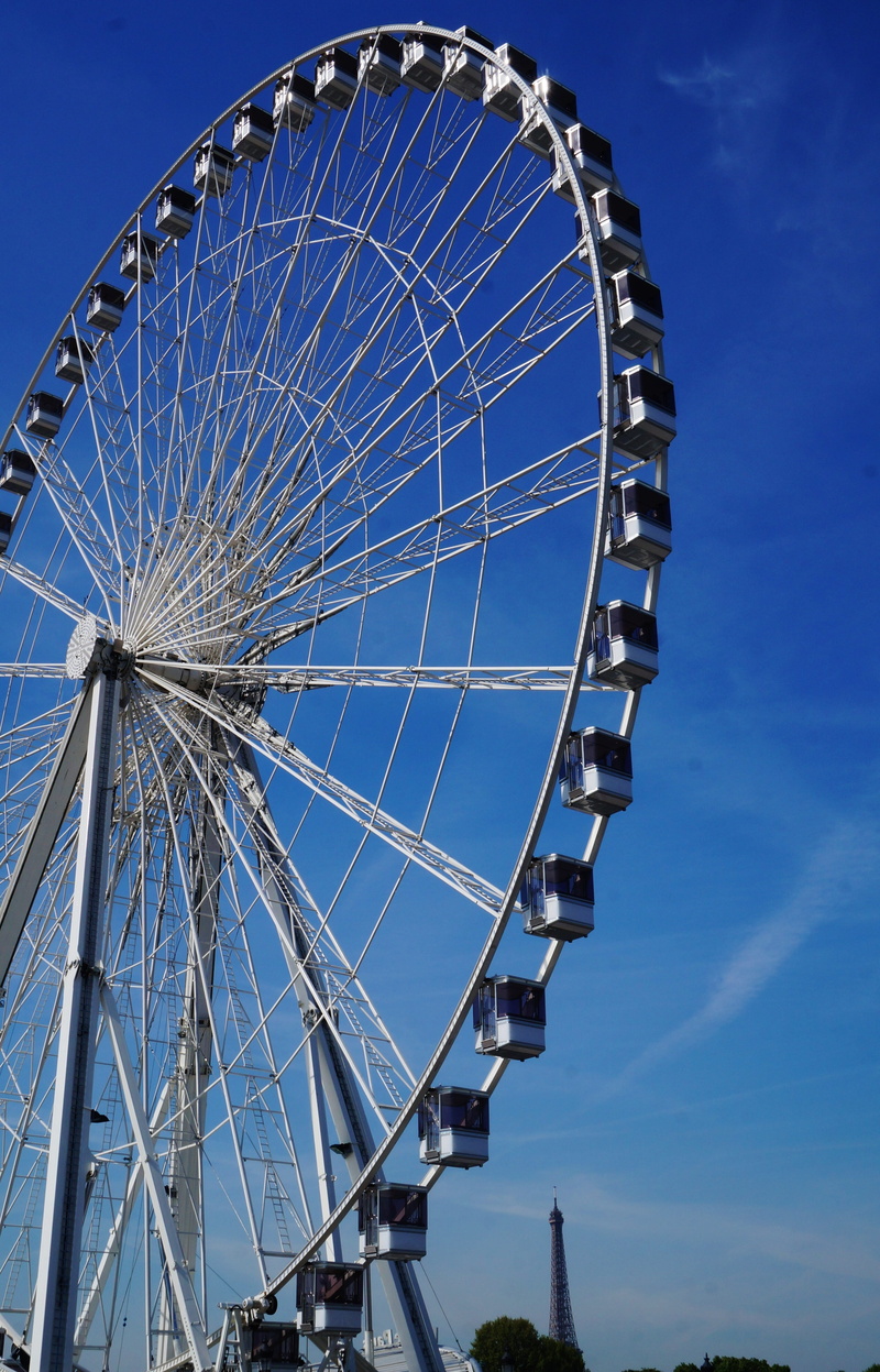 outdoors, la tour eiffel, spoke, Paris, low angle view, built structure, arts culture and entertainment, sky, travel destinations, large, Wheel, wheel