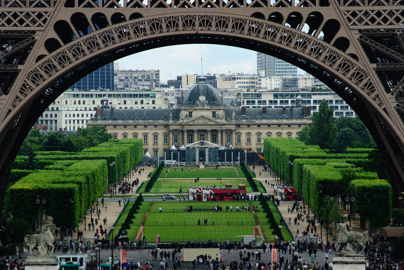 incidental people, building exterior, outdoors, eiffel, day, travel destinations, tourism, real people, champs de mars, nature, 4K, tower, plant, crowd