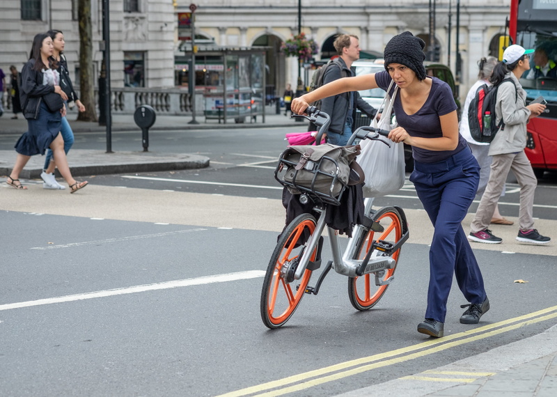 casual clothing, incidental people, lifestyles, road, adult, women, real people, group of people, london, transportation, trafalgar square, architecture