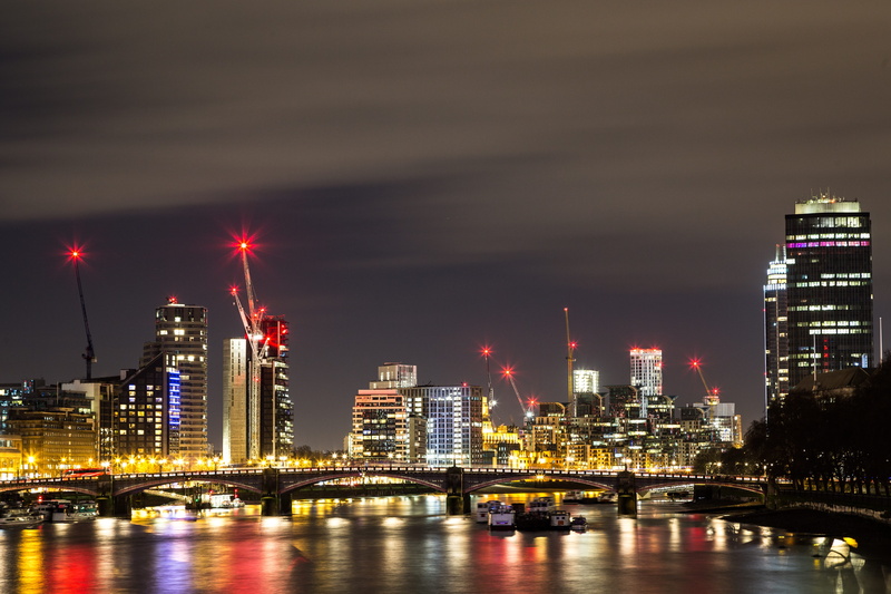 the river thames, cityscape, skyline, outdoors, 5K, light, built structure, sky, building, nightscape, urban skyline, genskær, buildings, office building exterior