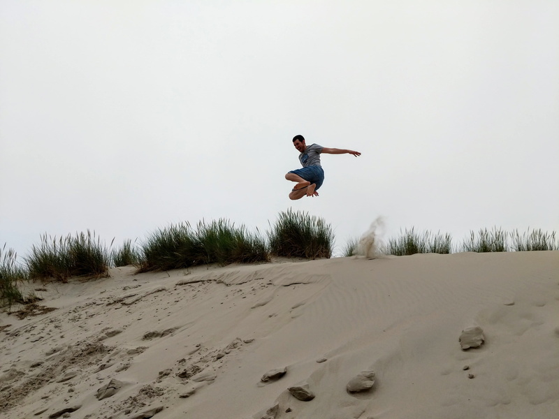 desert, land, full length, float, beach, young men, outdoors, burst, pixel2, men, casual clothing, motion, sky, lifestyles, leisure activity, france, sand