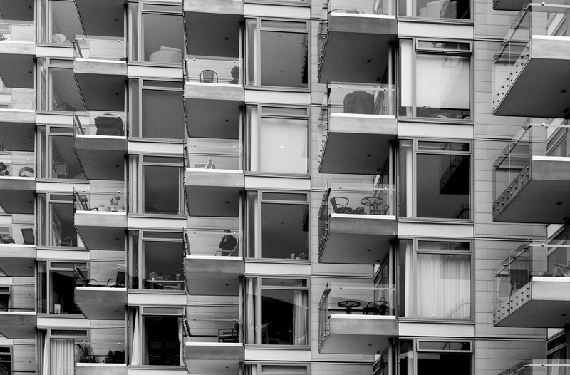 window, backgrounds, full frame, building exterior, scale, sunlight, low angle view, photo, outdoors, residential district, large group of objects, architecture