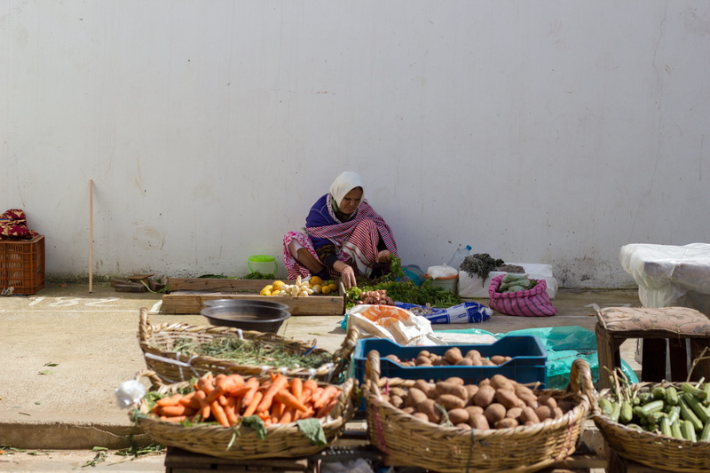 food and drink, for sale, real people, urban space, market, women, street vendors, wall - building feature, freshness, tetuán, tetuan, vegetable, wicker