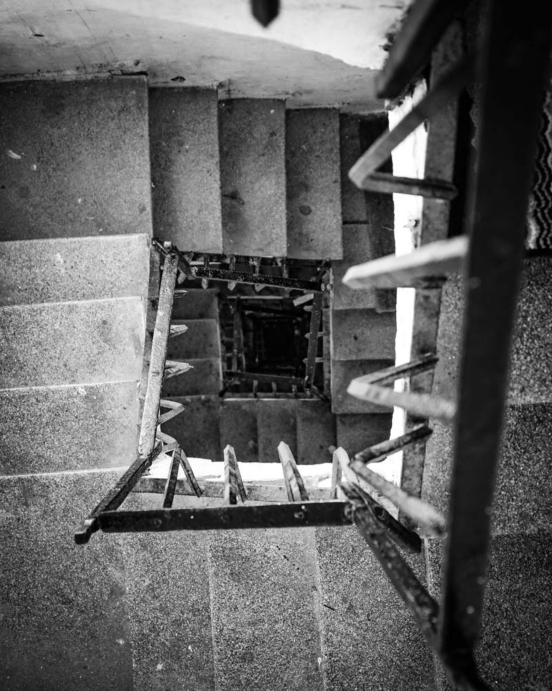 bokeh, deterioration, steps and staircases, damaged, wall - building feature, building exterior, built structure, staircase, bandw, outdoors, a6500, day