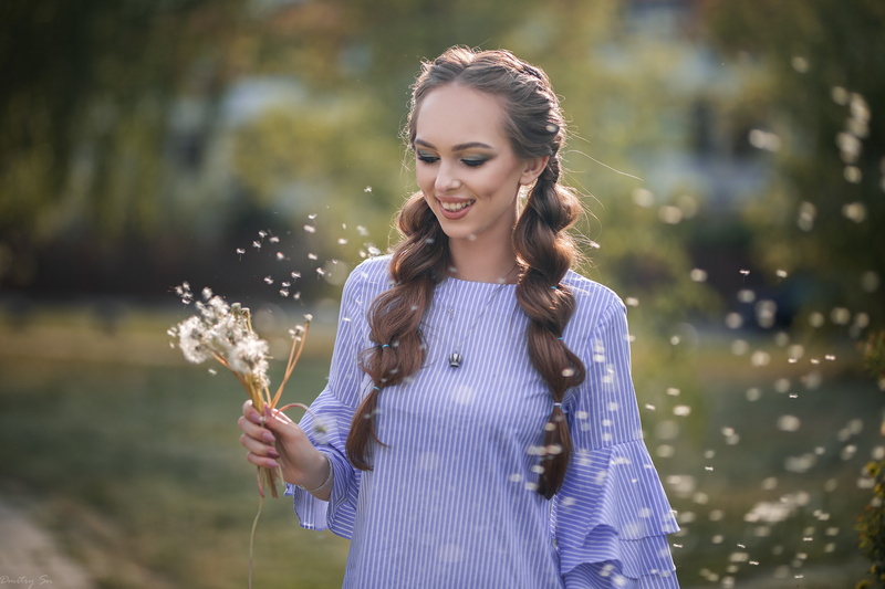smiling, front view, beauty, braids, casual clothing, lifestyles, young adult, one person, nature, holding, women, women outdoors, waist up, leisure activity