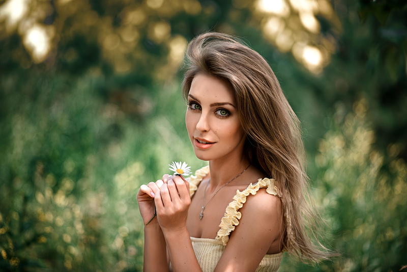 women outdoors, women, Anastasiya Peredistova, 2K, flowers, smiling, face, portrait, green eyes, blonde, necklace
