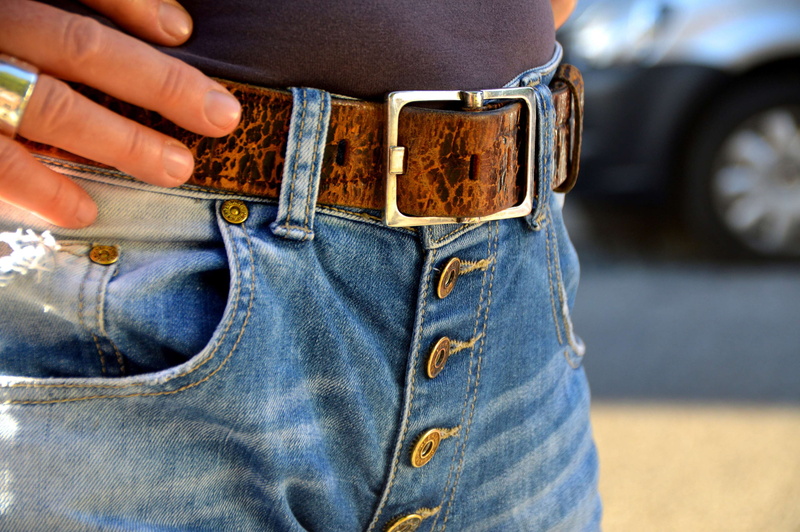 motor vehicle, leather, human body part, buckle, mode of transportation, communication, car, blue jeans, denim, metal, pocket, textile, human hand, jeans