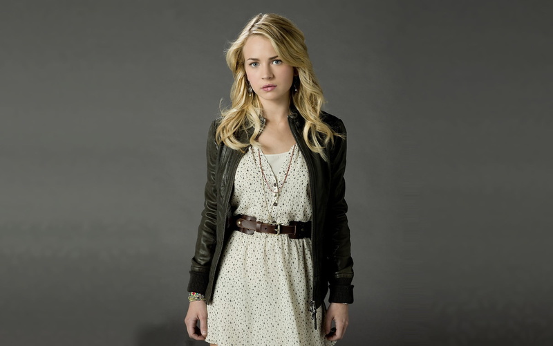 fashion, studio shot, leather jackets, beauty, young women, blonde, looking at camera, gray background, hairstyle, contemplation, standing, 1080P, simple background