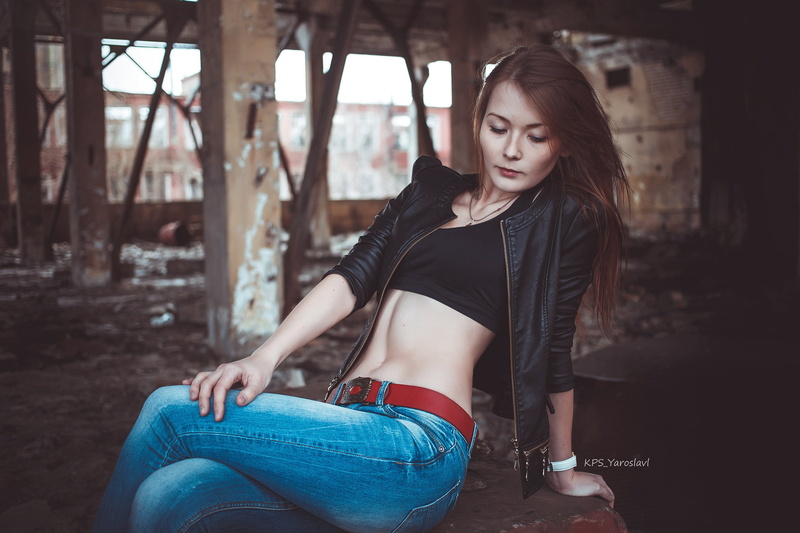 belly, jeans, sitting, depth of field, jacket, black jackets, black tops, model, belt, leather jackets, abandoned, women, necklace, brunette, short tops