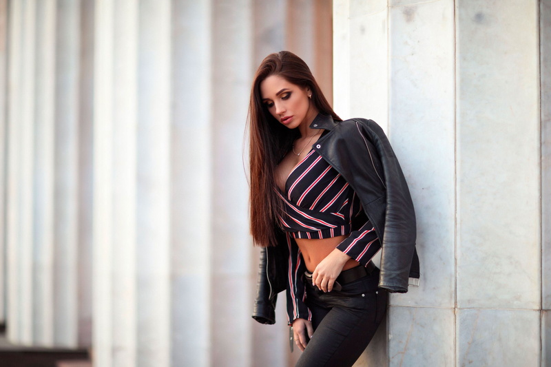 Black clothes, black jackets, belly, cleavage, jeans, open jacket, women, leather jackets, 2K, slim body, belt, black pants, women outdoors, black clothing