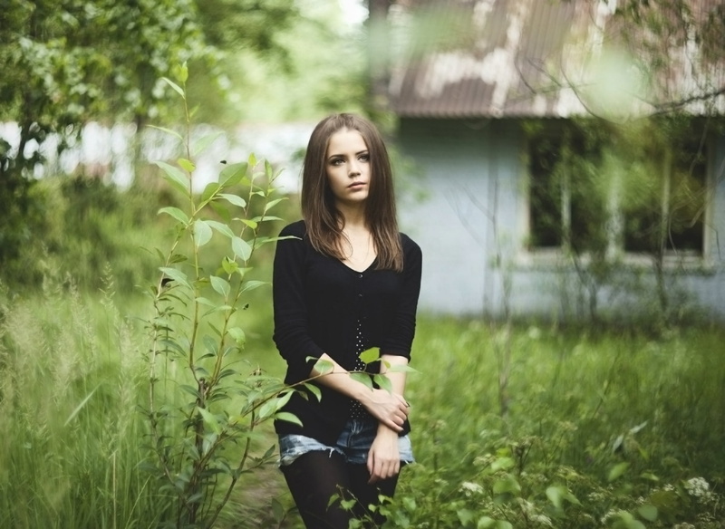 women, grass, one person, contemplation, young women, beauty, lifestyles, outdoors, real people, sleeved, hair, teenager, plant, hairstyle, front view