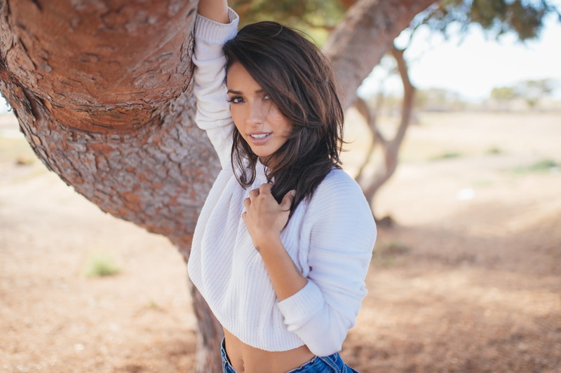 women, casual clothing, sweater, young women, tree, day, 720P, real people, s, one person, white, women outdoors, leisure activity, hair, hairstyle, young adult