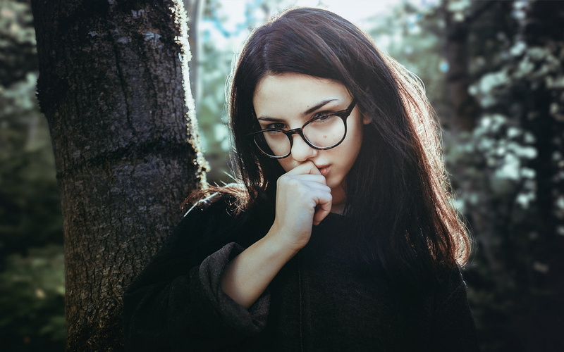 glasses, looking at viewer, Delaia Gonzalez, trees, model, women, 720P, women outdoors, women with glasses, brunette, sweatshirts