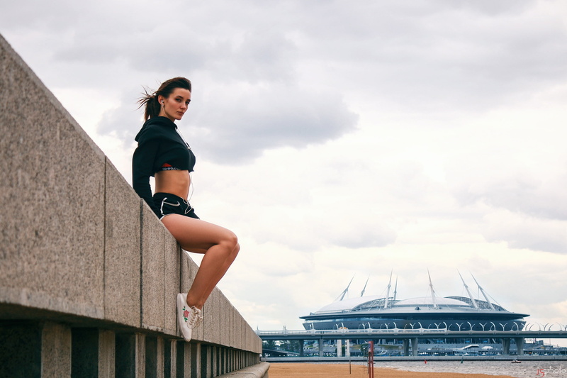sweatshirts, sportwear, model, pierced navel, short shorts, headphones, brunette, sitting, looking at viewer, beach, ponytail, sneakers, women outdoors