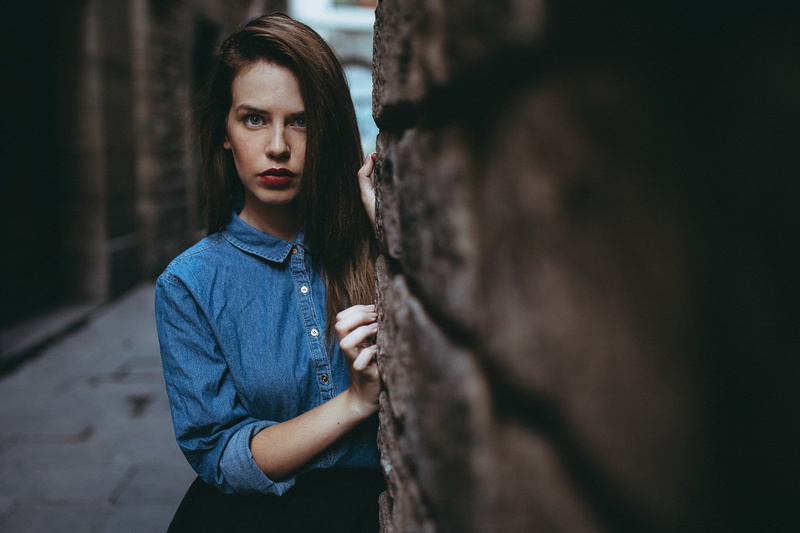 alleyway, women, women outdoors, brunette, Susana Reyes, looking at viewer, model, 1080P, red lipstick