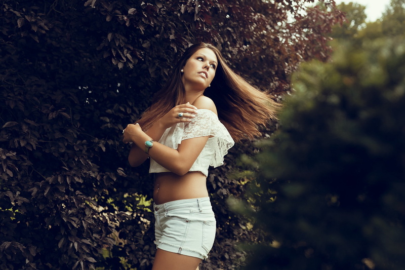 pierced navel, open mouth, women, looking back, brunette, bare shoulders, 1080P, crop top, jean shorts, depth of field, long hair