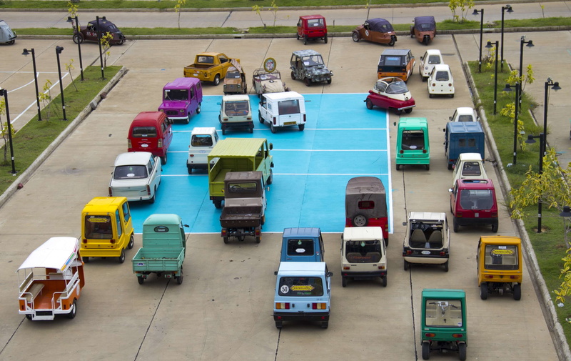 public transportation, day, transportation, doing work, in a row, the procession, motor vehicle, stationary, black and white, vehicle, travel, outdoors