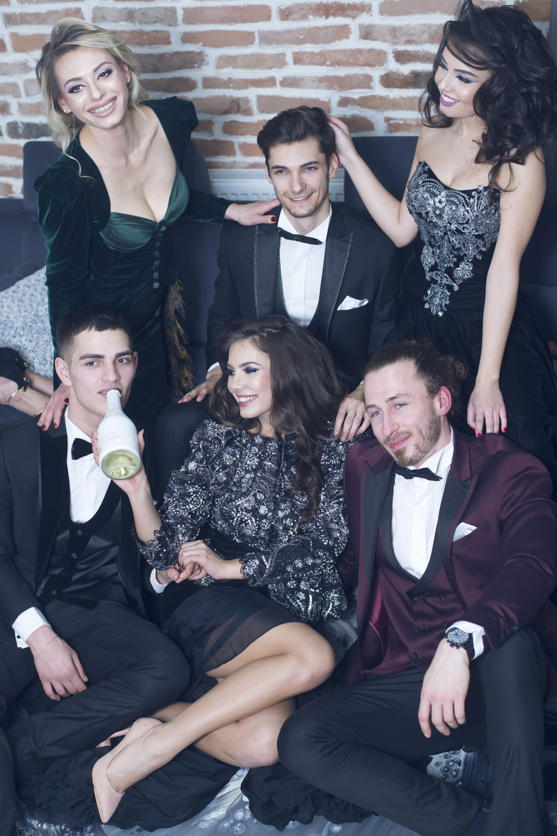 group together, beautiful, sit, women, real people, front view, dress, wear, clothing, pose, glamour, beautiful woman, glam, happiness, party, group, young women