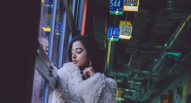 lifestyles, real people, city, young women, standing, cute, oldschool, portrait, pose, cold, adult, contemplation, warm clothing, gril, women, waist up