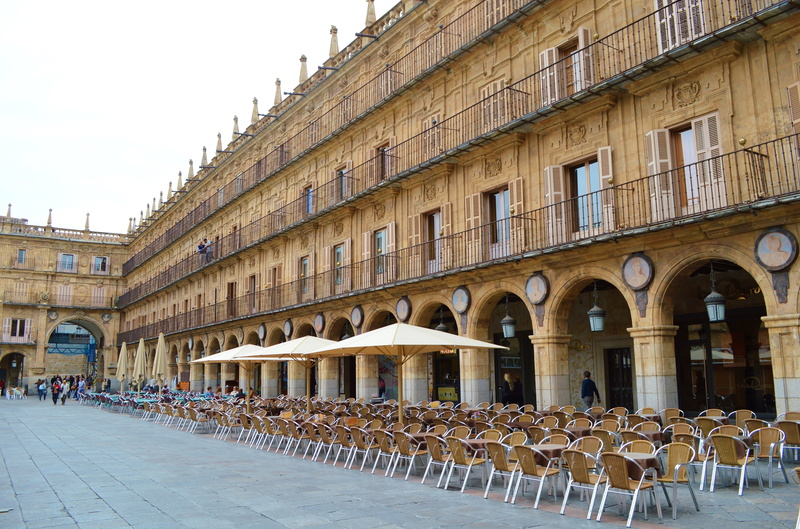 the past, day, outdoors, seat, history, incidental people, travel destinations, chair, 5K, plaza mayor, in a row, table, architectural column, sky, building