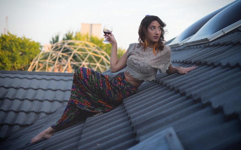 one person, model, wine, adult, lifestyles, rooftops, nature, casual clothing, barefoot, full length, leisure activity, hairstyle, looking away, young adult
