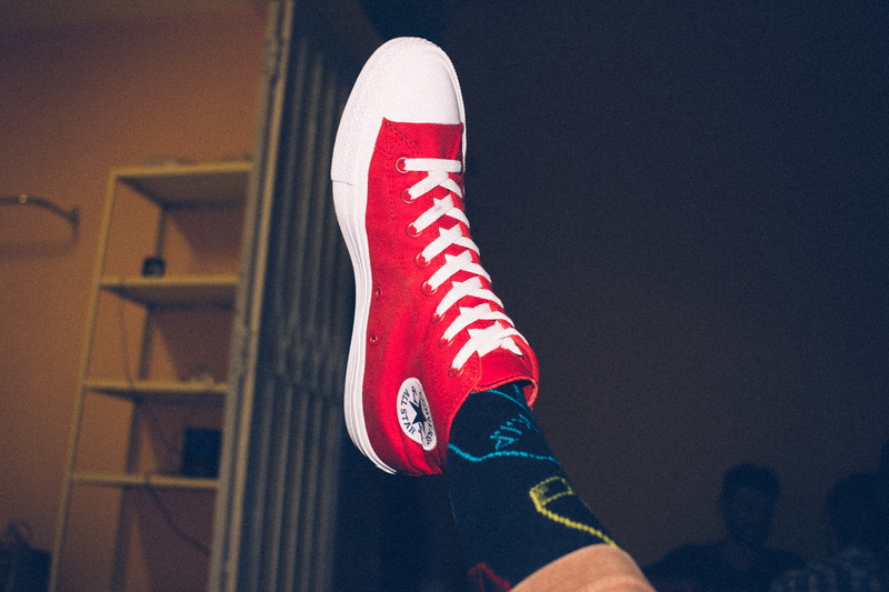 close-up, pop, human limb, indie, socks, body part, brazil, canon, low angle view, chucktaylor, real people, allstar, one person, brasil, shoes, shoe, focus on foreground
