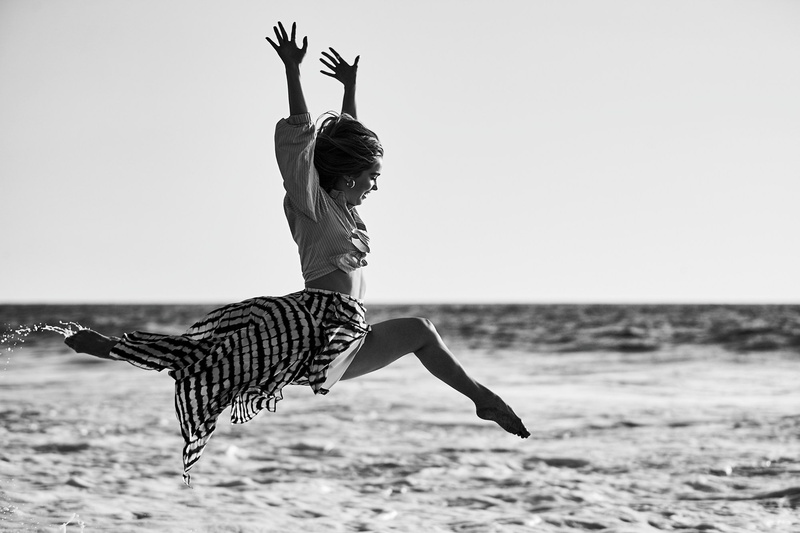 blouse, The Last, water, Haley Lu Richardson, Dani Brubaker, actress, 1080P, sea, jump, skirt, the sun, photoshoot, black and white, 2016, twine, squirt