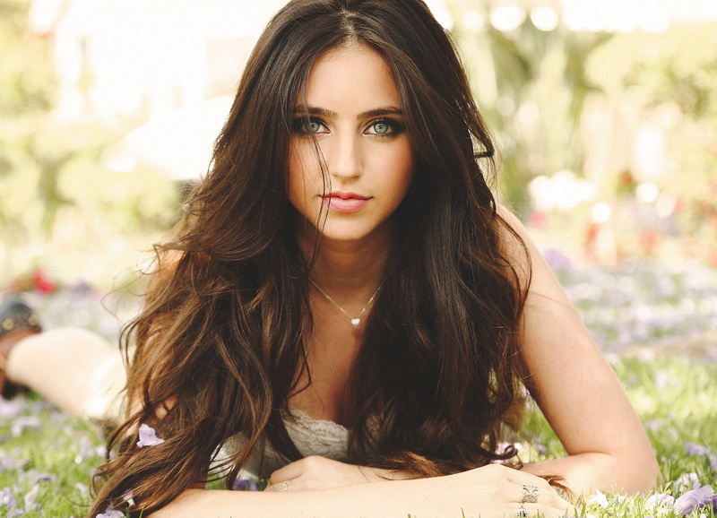 women outdoors, depth of field, lying on front, Ryan Newman, women, 1080P, grass, blue eyes, necklace, actress, brunette