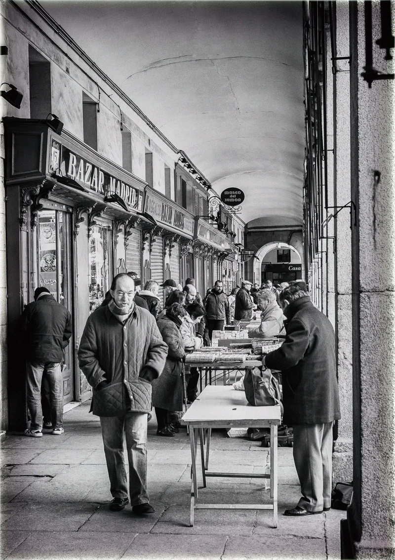 full length, adults only, architecture, visual Art, Plaza Mayor Madrid, city life, mayor, street, mercadillo filatélico, built structure, building, men