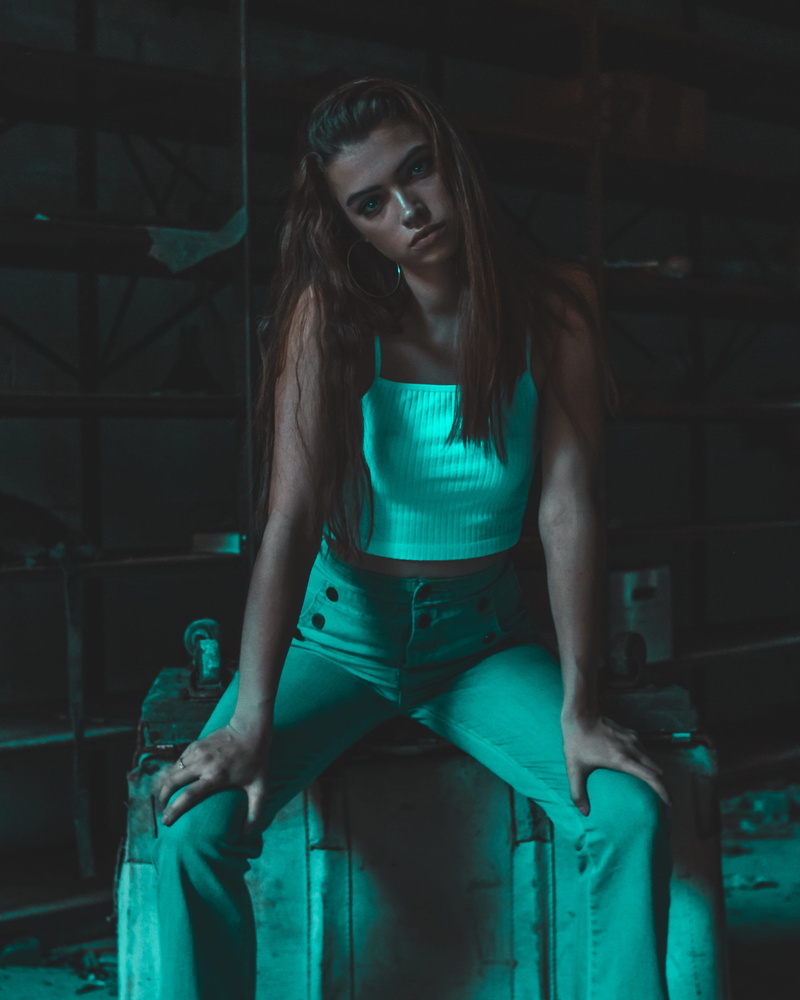 front view, highlights, hairstyle, long hair, model, hue, blue, mood, casual clothing, 4K, girl, fashion, looking at camera, indoors, richmond, beautiful woman