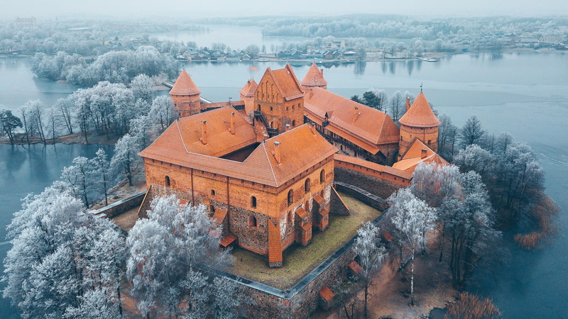 built structure, plant, 1080P, water castle, castle, tree, trakai island, lake galve, architecture, lithuania, aerial photography, winter, building, morning