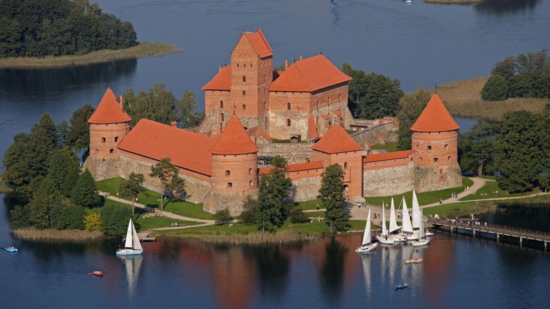 1080P, animals, trakai, brown, concrete, boats, orange, castle, roofs, lake, lithuania