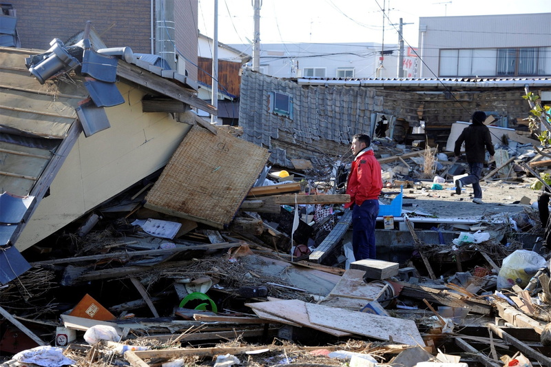pollution, architecture, damaged, group of people, building, people, real people, garbage, destruction, earthquakes, Japan, demolished, occupation, messy