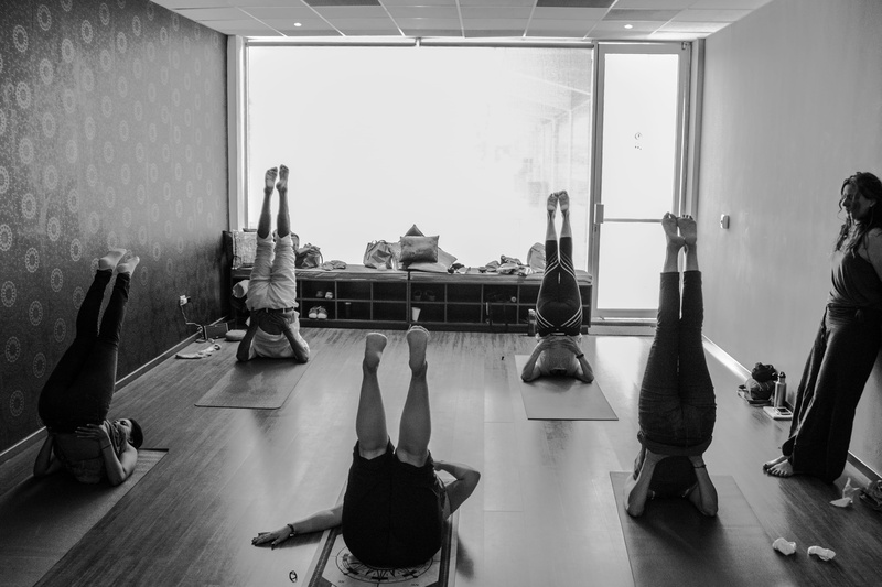leisure activity, lecture, men, indoors, real people, 4K, group of people, home interior, full length, relaxation exercise, yoga, window, asana, people