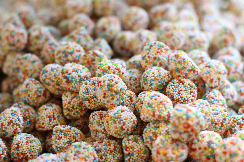 no People, bunch, yellow, chokladboll, pattern, backgrounds, dessert, sweets, colors, unhealthy eating, powdered sugar, pink Color, freshness, abundance