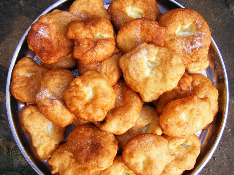 ready-to-eat, sugar, fresh, diet, spongy, dessert, fluffy, bakery, sweet, pastry, comfort food, high angle view, snack, tray, kitchen utensil, culinary