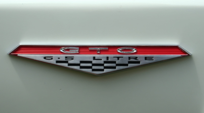 red, emblem, electricity, transportation, luxury, logo, gray, coupe, vehicle, symbol, trident, communication, automobile, copy space, badge, arrow, technology