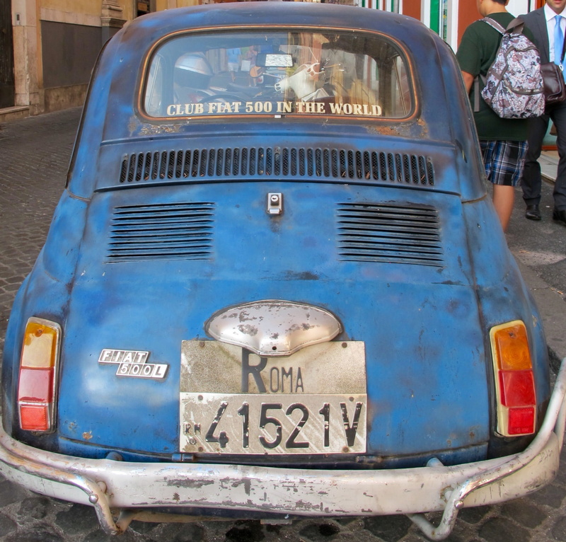 text, classic, land vehicle, vehicle, ruined, outdoors, old, day, auto, roma, run-down, western script, fiat, motor vehicle, vintage, mode of transportation
