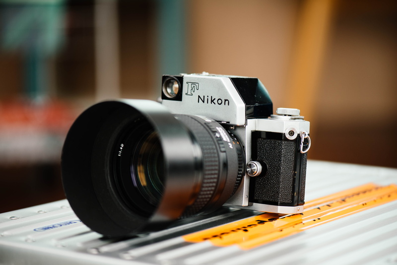 camera - photographic equipment, nikon, 5K, lens, lens - optical instrument, grey, studio shot, photography, selective focus, single object, dslr, slr camera